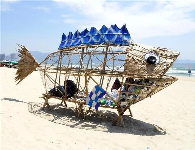 A trash collection model at My Khe beach in Da Nang city (Photo: VNA)