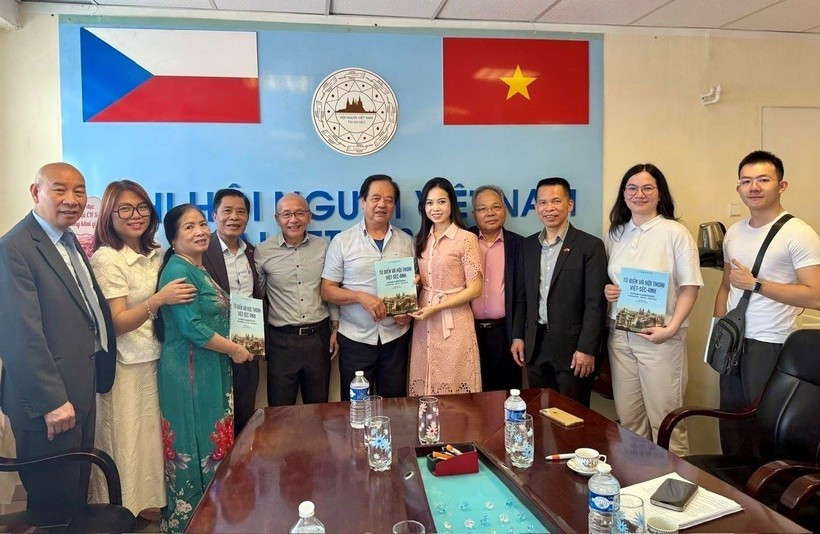 Nguyen Quyet Tien (sixth from left), an engineer and translator, donates a set of Vietnamese-Czech-English dictionaries to the Vietnamese language centre. (Photo: VNA)
