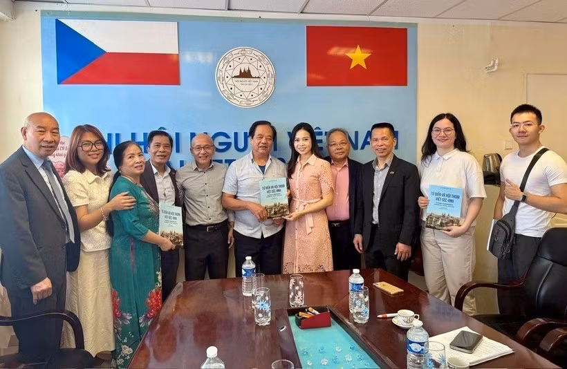 Nguyen Quyet Tien (sixth from left), an engineer and translator, donates a set of Vietnamese-Czech-English dictionaries to the Vietnamese language centre. (Photo: VNA)