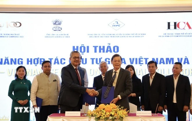 Representatives of the Indian Chamber of Commerce and the Ho Chi Minh City Business Association (HUBA) sign a cooperation agreement at the seminar. (Photo: VNA)