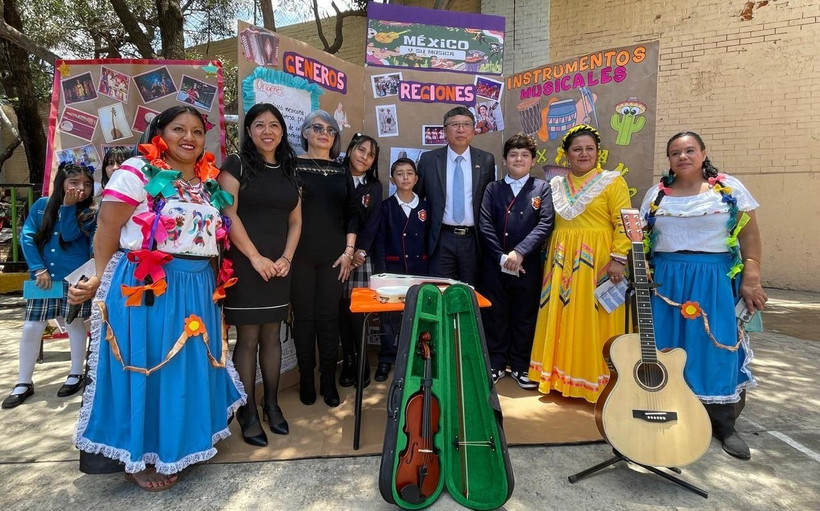 Ambassador Nguyen Van Hai visits a booth showcasing the Mexican culture at the event. (Photo: Vietnamese Embassy in Mexico)