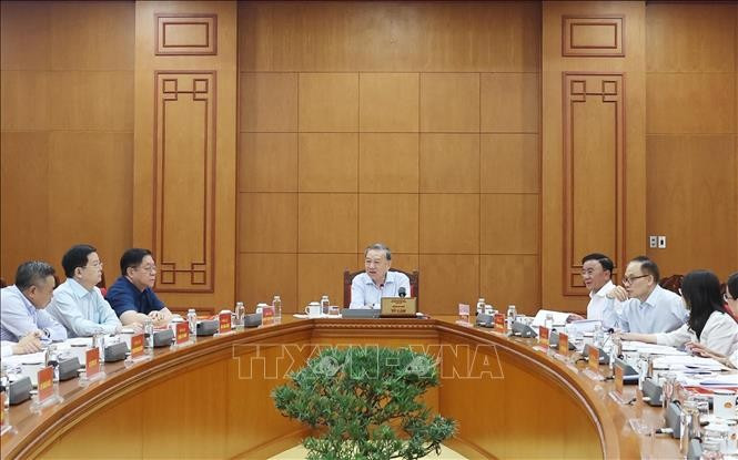 Party General Secretary To Lam (middle) addresses the meeting. (Photo: VNA)