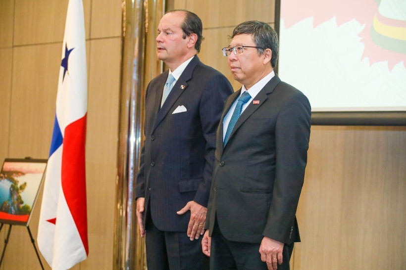 Panamian Foreign Minister Javier Martínez-Acha Vásquez (L) and Vietnamese Ambassador to Mexico and Panama Nguyen Van Hai at the ceremony (Photo: VNA)