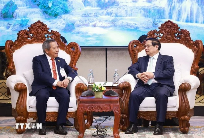 PM Pham Minh Chinh (R) and LVFA Chairman Boviengkham Vongdara (Photo: VNA)