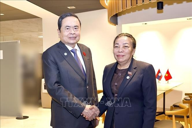 NA Chairman Tran Thanh Man (L) receives Vice President of the Lao NA Sounthone Xayachack on July 30. (Photo: VNA)