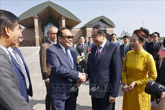 Senate President of Malaysia Dato' Awang Bemee Awang Ali Basah bids farewell to National Assembly Chairman Tran Thanh Man and his spouse. (Photo: VNA)