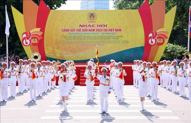 The World Police Band Concert - Vietnam 2025 officially opens on the morning of August 9 at Hoan Kiem pedestrian street in Hanoi. (Photo: VNA)