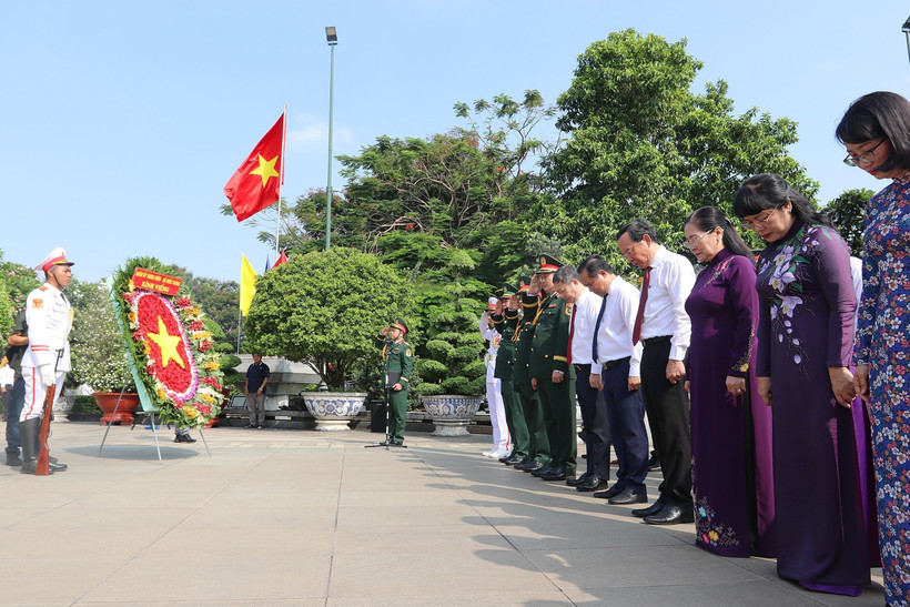 HCM City leaders pay their tributes at the Ho Chi Minh City Cemetery in Lac Canh, Thu Duc city, on April 29. (Photo: VNA)