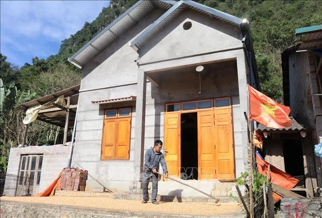 A family in Keo Si hamlet, Thanh Nhat town, Ha Lang district, Cao Bang province, receives financial support to build a new house from a programme to eliminate temporary and dilapidated houses. (Photo: VNA)