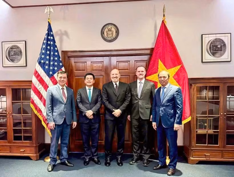 Vietnamese Minister of Industry and Trade Nguyen Hong Dien (second from left) holds a negotiation session with US Secretary of Commerce Howard Lutnick and Ambassador Jamieson Greer, US Trade Representative, on the afternoon of June 12 (local time) in the US. (Photo: VNA)