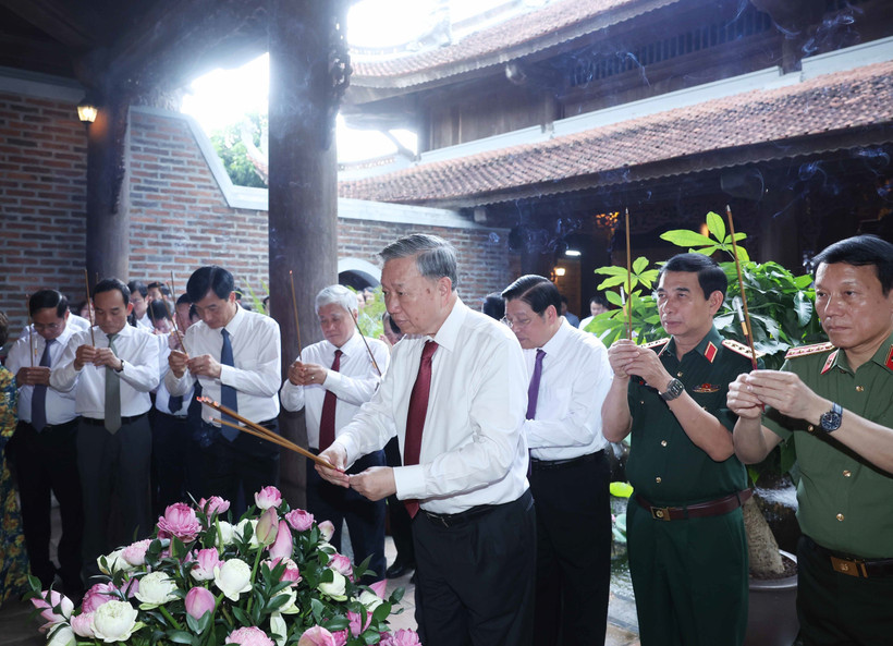 Party General Secretary To Lam and his delegation offer flowers and incense at Chung Son Temple dedicated to President Ho Chi Minh's ancestors. (Photo: VNA)