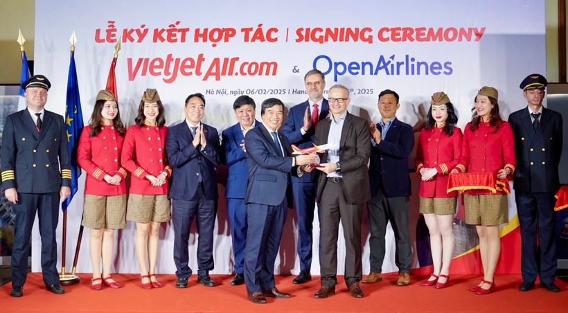 Vietjet and OpenAirlines sign a strategic partnership agreement in Hanoi on February 6. (Photo courtesy of Vietjet)