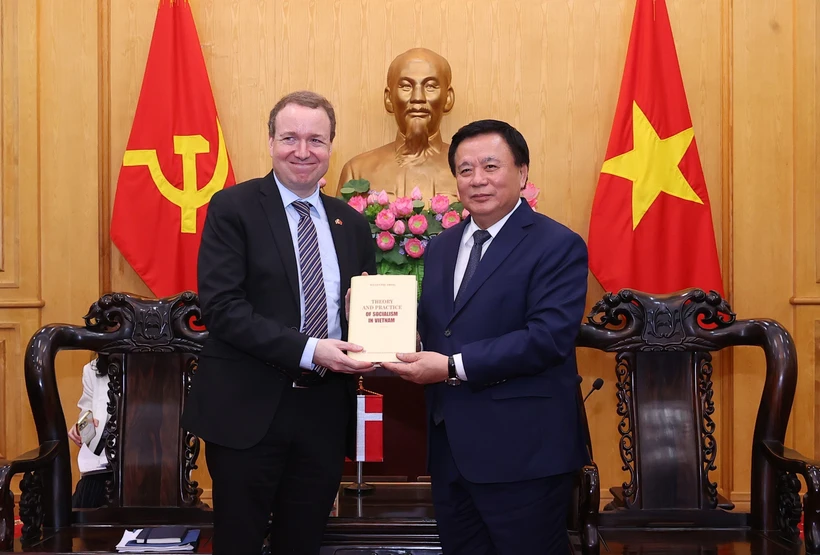 HCMA President Nguyen Xuan Thang (R) and Chairman of the Danish Parliament’s Foreign Policy Committee Michael Aastrup Jensen. (Photo: VNA)