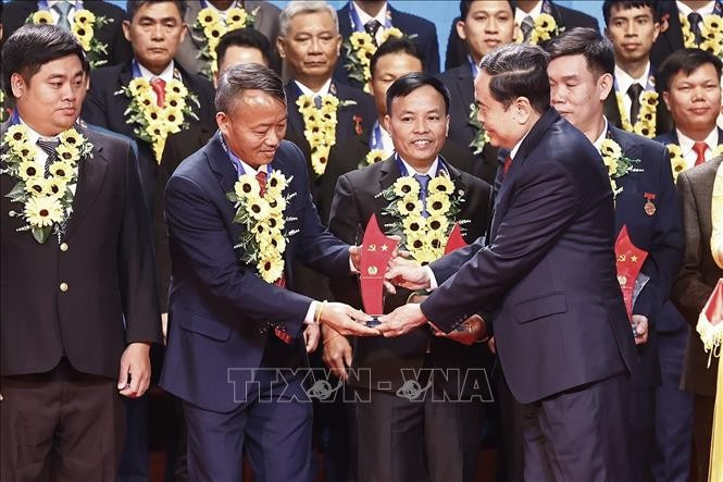 National Assembly Chairman Tran Thanh Man honours 95 outstanding workers who are Party members. (Photo: VNA)