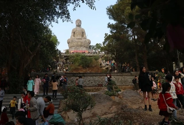 Tourists visit Phat Tich Pagoda in Bac Ninh Province. (Photo: VNA)