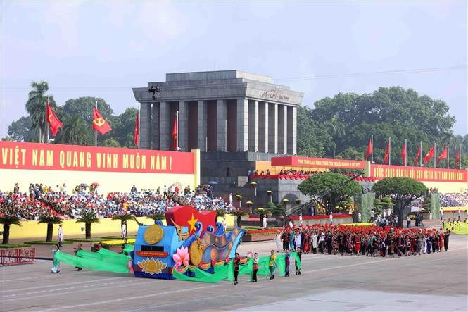 The delegation representing Vietnam’s 54 ethnic groups marches past the grandstand. (Photo: VNA)