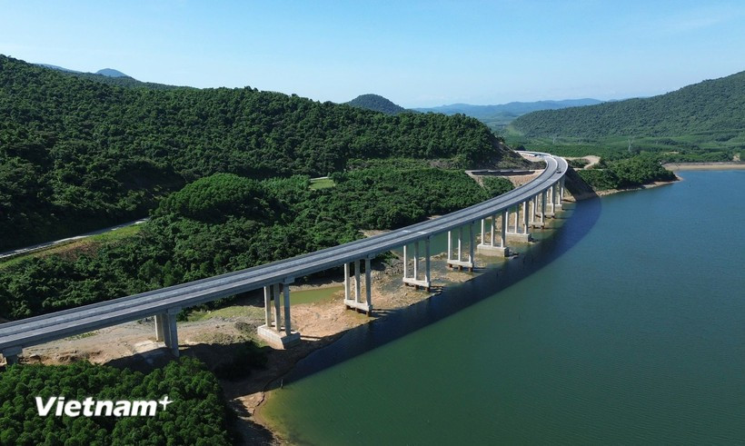 An overpass at a component project of the Eastern North-South Expressway. (Photo: VNA)