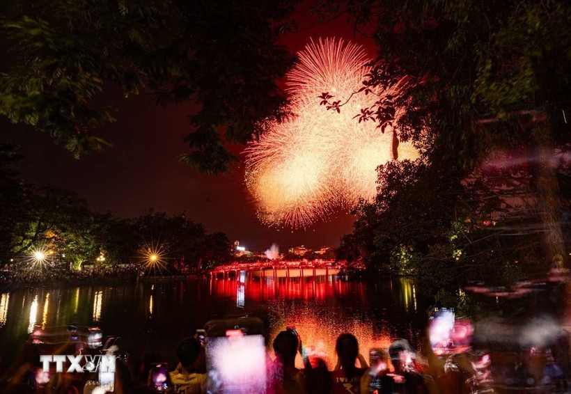 A fireworks display by Hoan Kiem Lake (Photo: VNA)