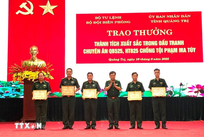 The Border Guard Command awards certificates of merit to 5 collectives and 10 individuals with outstanding achievements in participating in the fight against operations QB525 and HT825. (Photo: VNA)