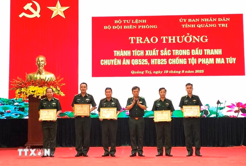 The Border Guard Command awards certificates of merit to 5 collectives and 10 individuals with outstanding achievements in participating in the fight against operations QB525 and HT825. (Photo: VNA)