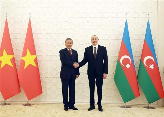 Azerbaijani President Ilham Aliyev (R) welcomes General Secretary of the Communist Party of Vietnam (CPV) Central Committee To Lam in Baku on May 7 (Photo: VNA)