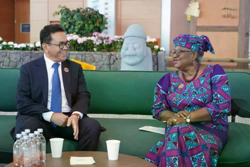 Indonesian Trade Minister Budi Santoso (left) during a bilateral meeting with WTO Director-General Ngozi Okonjo-Iweala on the sidelines of an APEC session in Jeju, the RoK on May 15, 2025. (Photo: ANTARA)