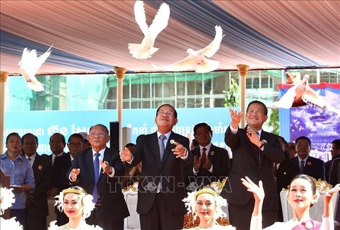 CPP leaders release doves on the occasion of the party's 74th founding anniversary (Photo: qdnd.vn)