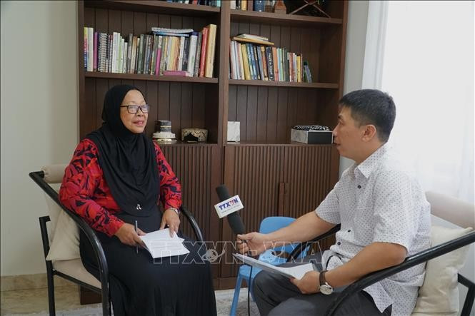Prof. Ruhanas Harun from the Department of International Relations under the National Defence University of Malaysia (UPNM) (L) in an interview with the Vietnam News Agency’s correspondent in Kuala Lumpur. (Photo: VNA)