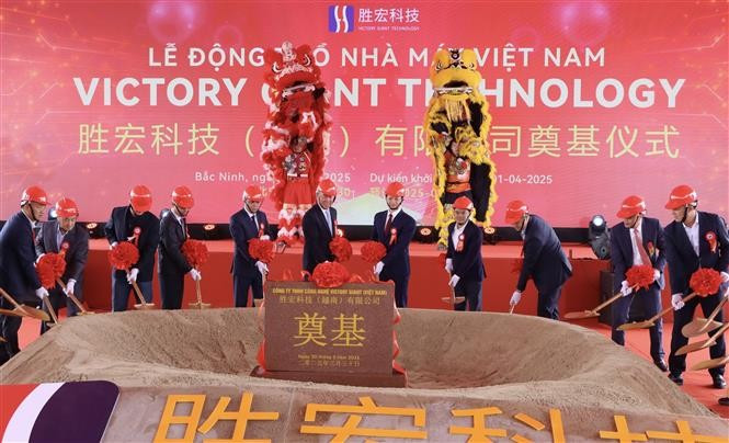 Delegates at the ground-breaking ceremony of the Victory Giant Technology Vietnam factory in Bac Ninh province. (Photo: VNA)
