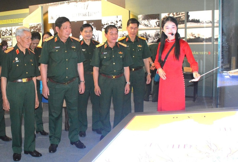 Participants at the exhibition (Photo: qdnd.vn)