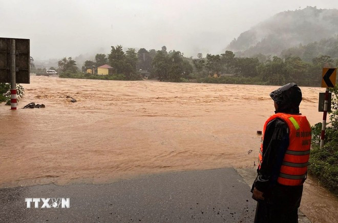 Roads are underwater in Quang Tri province (Photo: VNA)