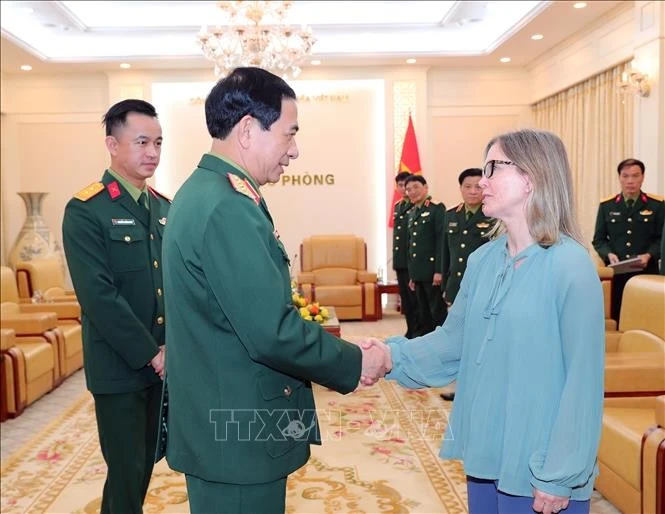 Minister of National Defence General Phan Van Giang (L) and Canadian Deputy Minister of National Defence Stefanie Beck. (Photo: VNA)