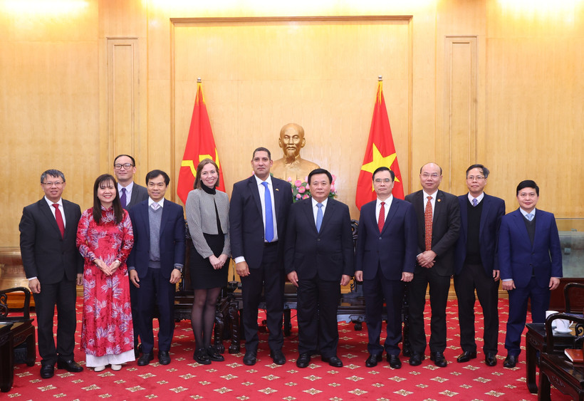 From right: Nguyen Xuan Thang (5th), Politburo member, President of the Ho Chi Minh National Academy of Politics, and Chairman of the Central Theory Council, Swedish Ambassador to Vietnam Johan Ndisi (6th) and other participants at the working session in Hanoi on February 19. (Photo: VNA)