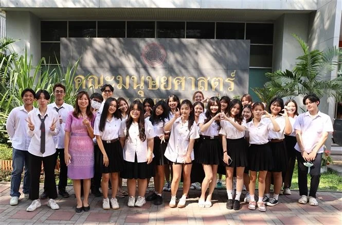 Associate Professor Nguyen Thi Chiem with her Vietnamese language students at the Faculty of Humanities, Srinakharinwirot University (Photo: VNA)