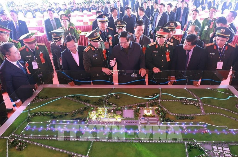 Prime Minister Pham Minh Chinh (front, fourth from right) and officials view a model of the Gia Binh Airport project (Photo: VNA)
