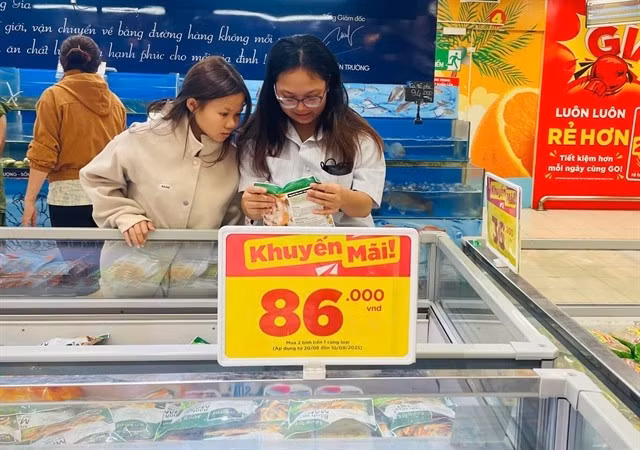 Consumers shop at a supermarket in Ho chi Minh City. (Photo: VNA)