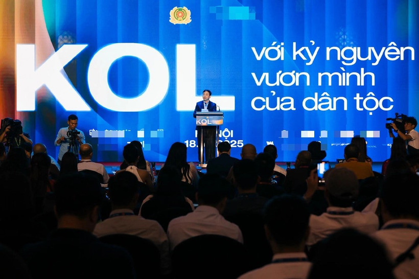 Maj. Gen Le Xuan Minh, Director of the Department of Cybersecurity and High-Tech Crime Prevention, speaks at the event. (Photo: Phao Luat Viet Nam)