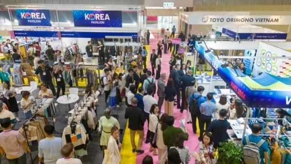 At the 2024 Vietnam International Trade Fair for Apparel, Textiles and Textile Technologies. (VIATT). (Source: /thegioianh.diendandoanhnghiep.vn)