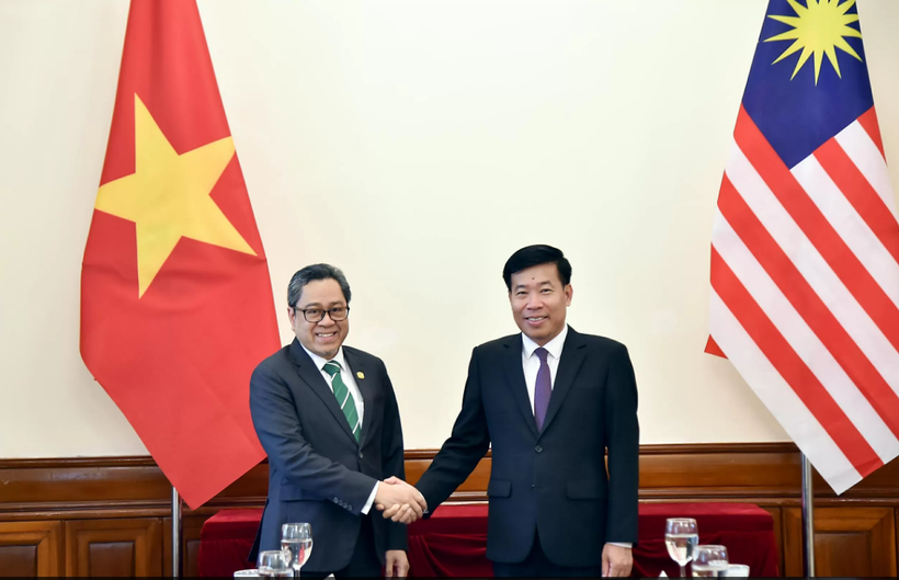Deputy Foreign Minister Nguyen Manh Cuong (right) and Deputy Secretary-General of the Malaysian Ministry of Foreign Affairs Dato’ Ahmad Rozian Abd Ghani on August 28. (Photo: VNA)
