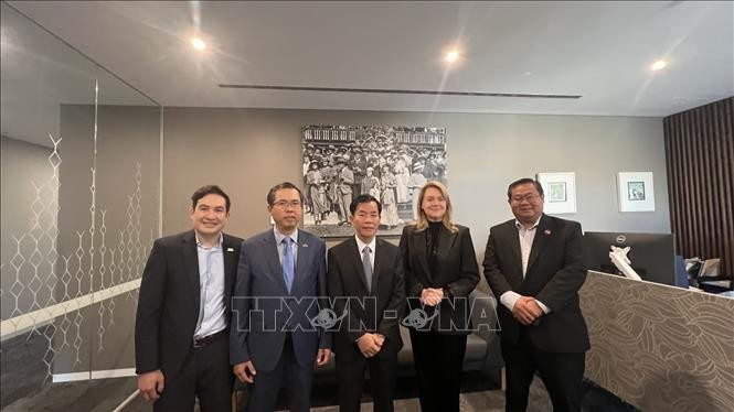 Vietnamese Ambassador to Australia Pham Hung Tam (second, left), Chairman of the Hue People’s Committee Nguyen Van Phuong (middle) at a working session with the Minister for the Arts of Tasmania (Photo: VNA)