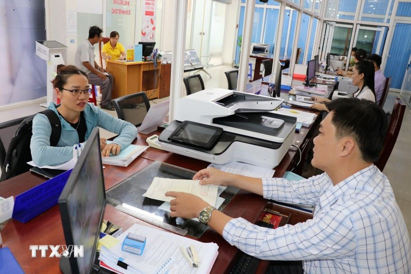 Administrative procedure processing at the Public Service Centre of Tra Vinh commune, Vinh Long province. (Photo: VNA)