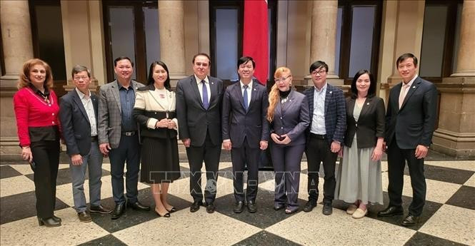 Representatives from the Voice of Vietnam and Mexico's Club of Journalists. (Photo: published by VNA) 