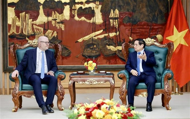 PM Pham Minh Chinh (R) and ITLOS President Tomas Heidar (Photo: VNA)
