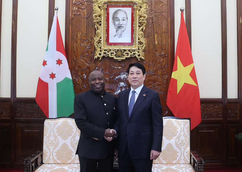 State President Luong Cuong (R) welcomes his visiting Burundian counterpart Evariste Ndayishimiye in Hanoi on April 4 (Photo: VNA)