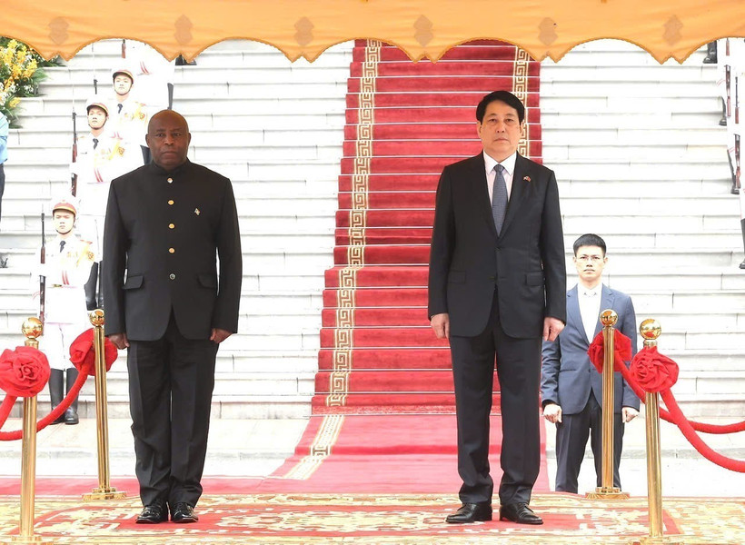 State President Luong Cuong (right) and President of Burundi Evariste Ndayishimiye at a welcome ceremony for the latter in Hanoi on April 4. (Photo: VNA)