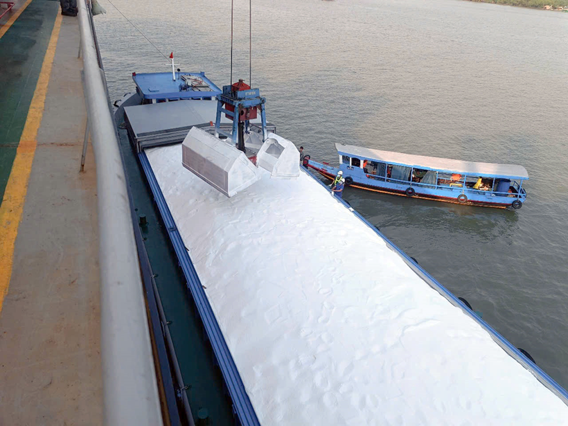 Petrovietnam Ca Mau Fertiliser JSC's fertiliser products has achieved “Level One” certification for bulk fertiliser in Australia. (Photo: VNA)
