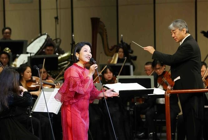 Singer My Linh performs at the concert. (Photo: VNA)