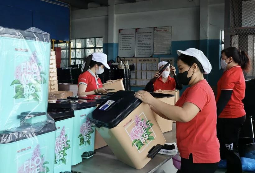 Workers at the Dai Dong Tien plastic company in Ho Chi Minh City label and package products. (Photo: VNA)