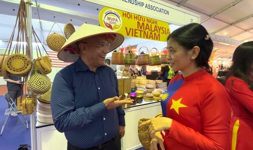 Canadian visitor Nigel Miranda expresses his impression of Vietnamese bamboo and rattan products at the Malaysia Entrepreneurs Day 2025. (Photo: VNA)