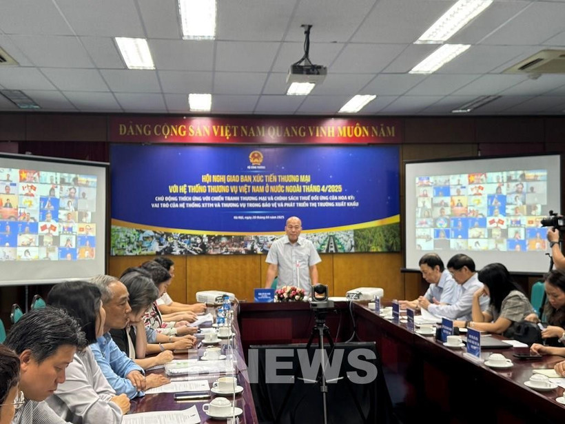 The conference with Vietnam's overseas trade offices on April 28 (Photo: VNA)